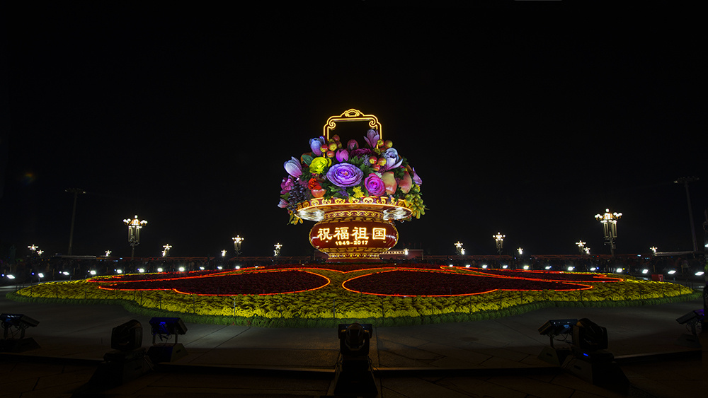 2017年国庆节,天安门广场展示的国庆大花篮