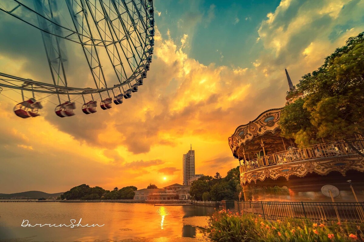 夕阳下的旋转木马