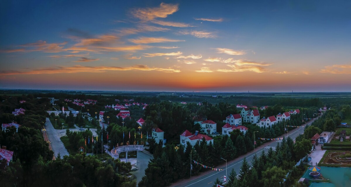 龙江第一村兴十四村的清晨与夕阳