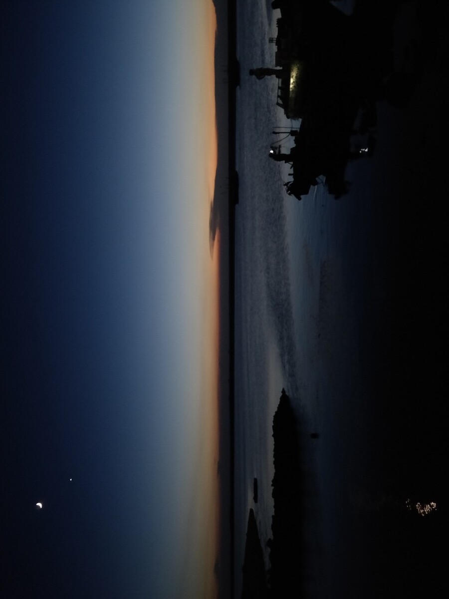 一个人兜兜转转 漫步在夕阳的尾巴里 带上耳机听一首老歌