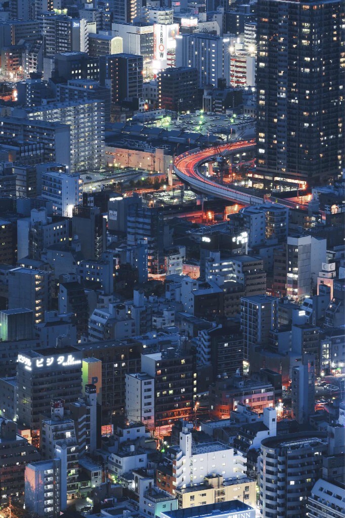 入夜,站在大阪高处,俯视这灯火通明,俯视着这个无休不眠的