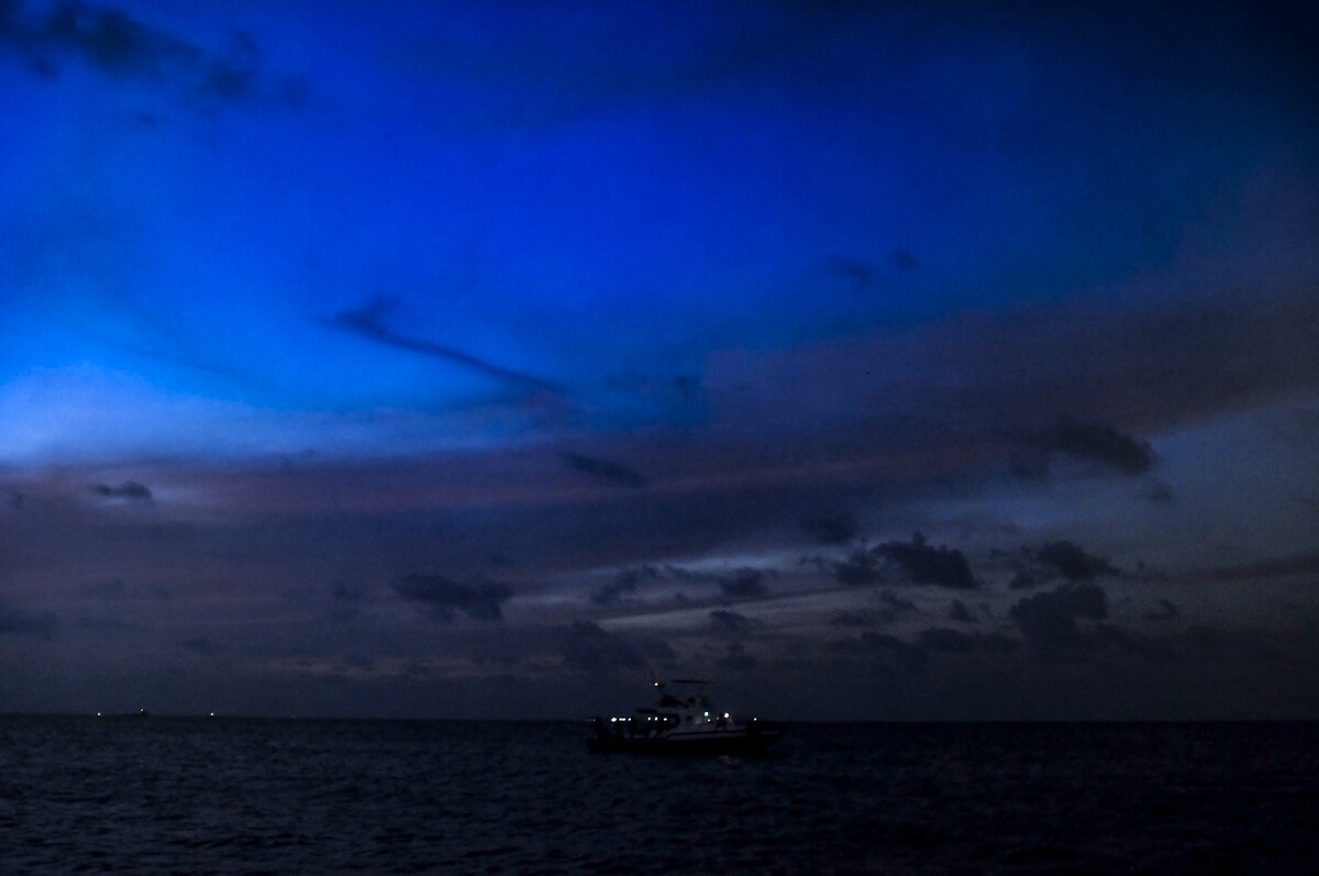 梦幻迷人的海上夜晚,拍摄于马尔代夫海上.