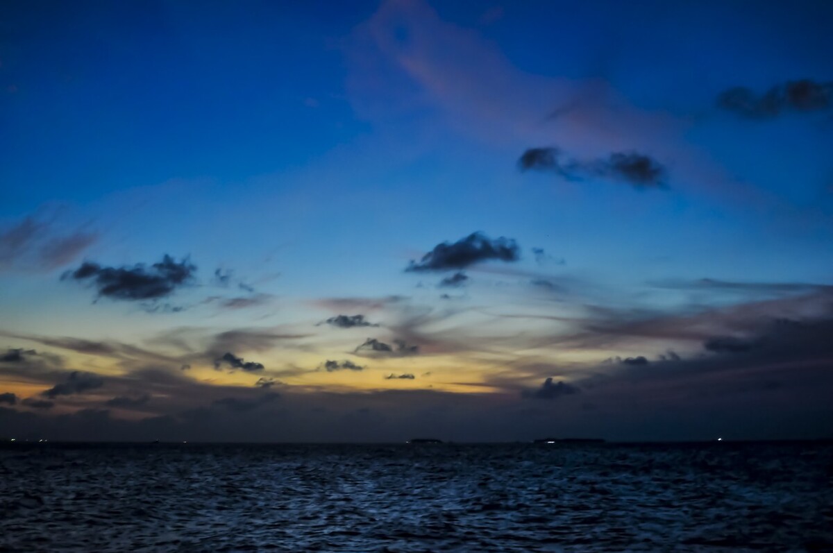 梦幻迷人的海上夜晚,拍摄于马尔代夫海上.