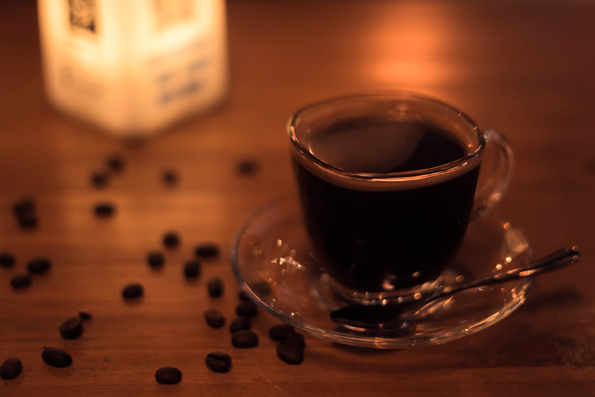 人生就像一杯咖啡,刚入口是浓烈的苦涩.