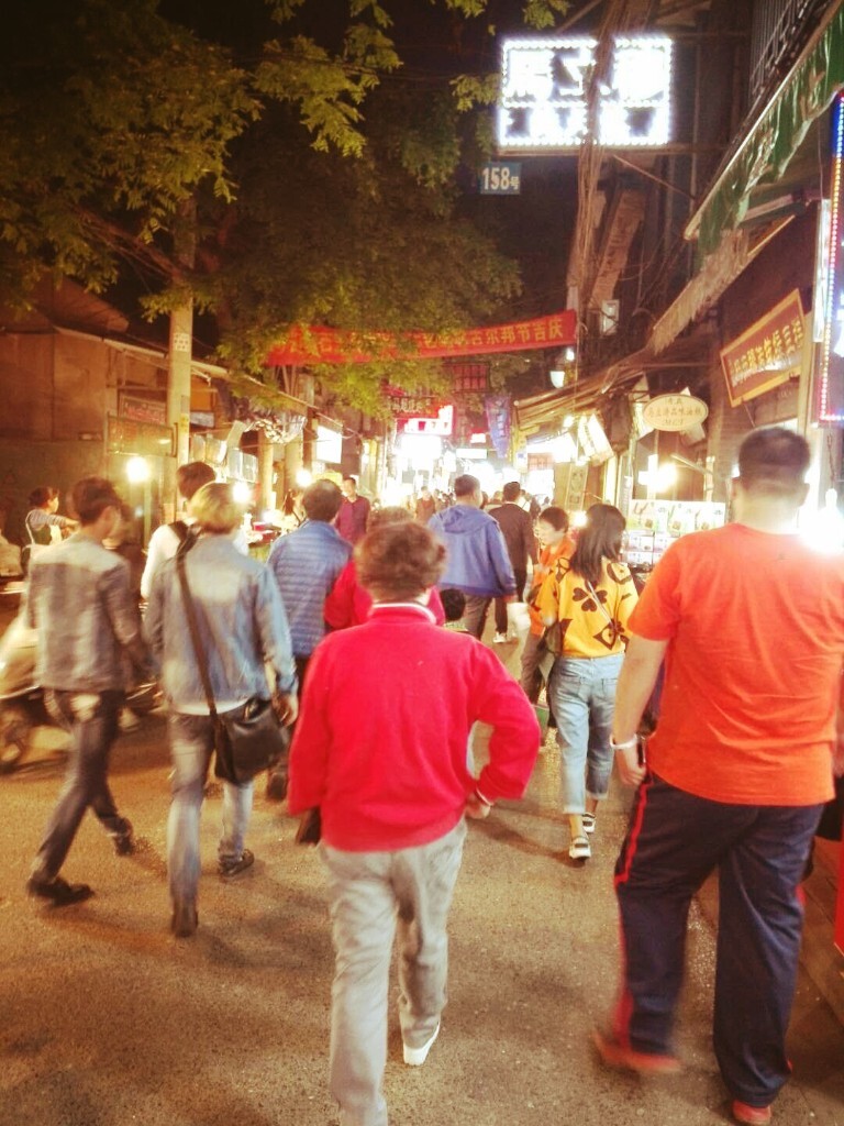 时值古尔邦节,西安回民街烟火气十足.