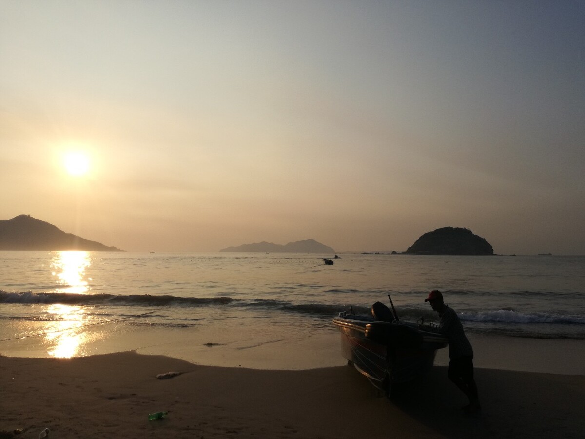 清晨等着出海的老人 br /> 从前等着出海捕鱼渔民,海岸开发转变成接送