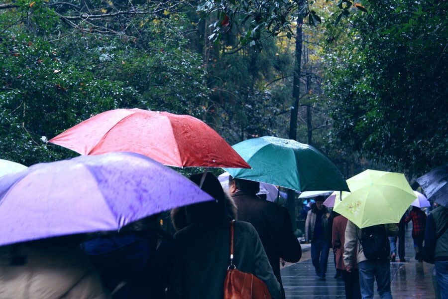 下着毛毛雨,游玩的人不少.