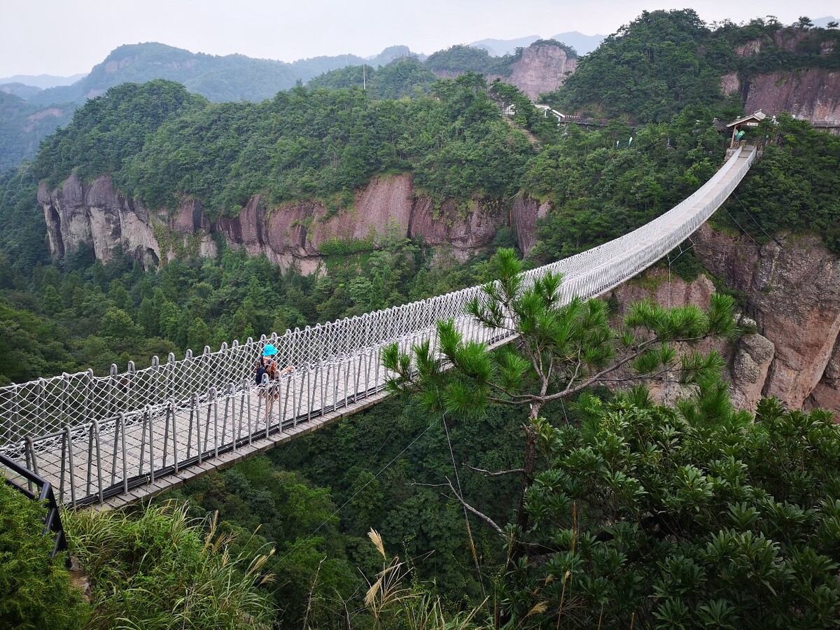 神仙居索道,悬在二座大山之间,行走上面,胆战心惊.