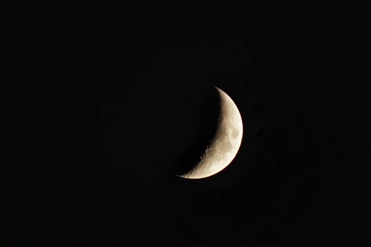 一轮弯月挂星空                  