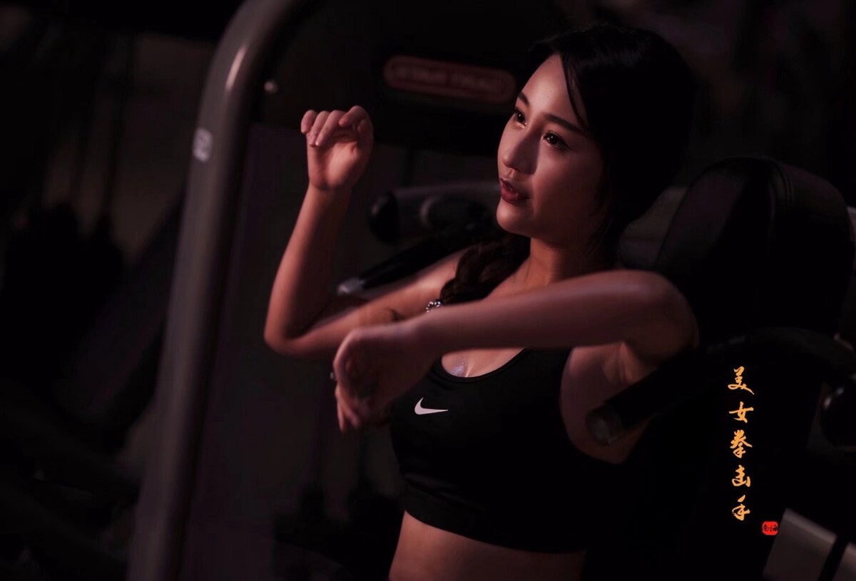 健身房美女拳击手