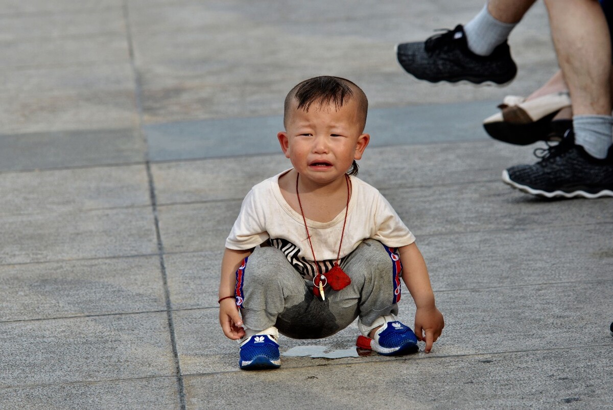 上海·外滩·尿裤子而大哭的小男孩    