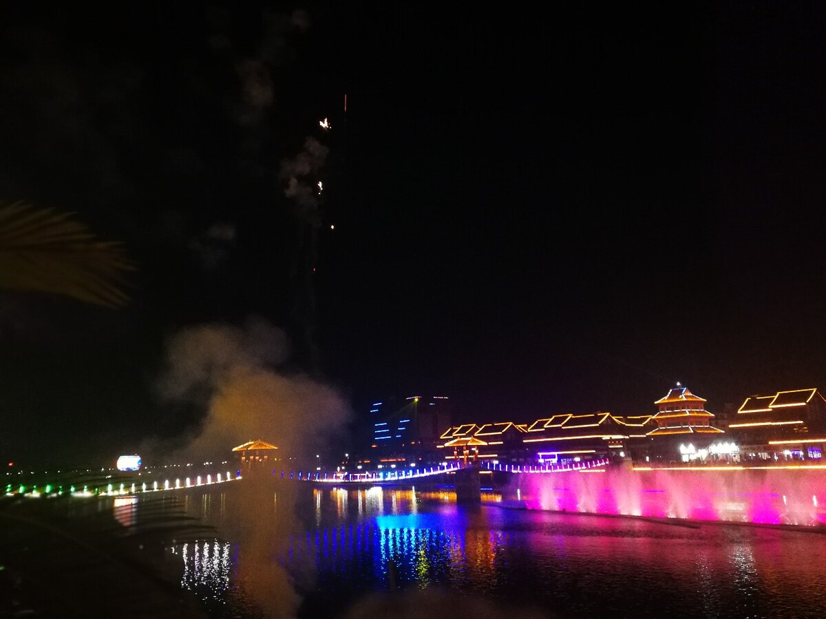 汉中西乡的廊桥夜景(鱼蜀黍拍摄)      