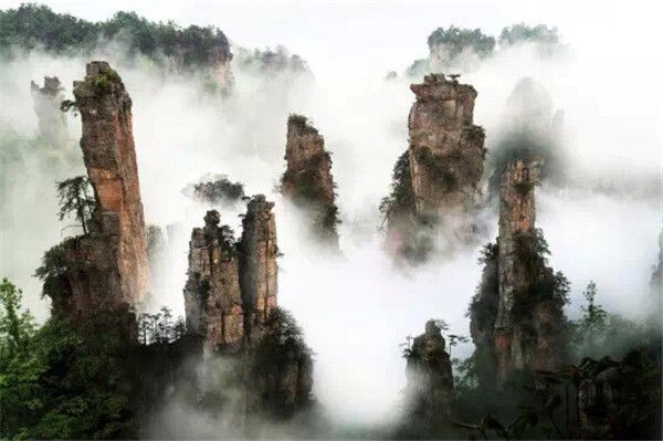 湖南张家界.现实版的漂浮山.