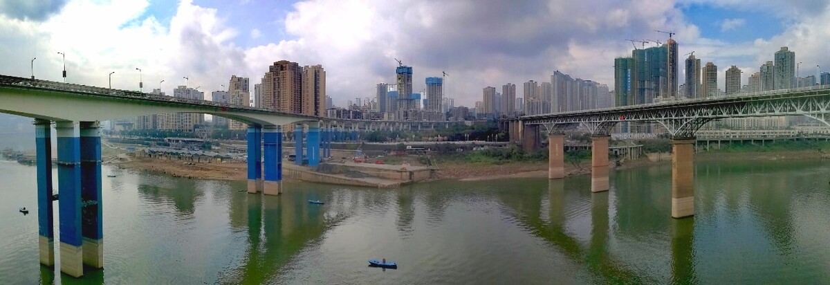 牛角沱轻轨站拍摄,天气很好,天空云层很美.