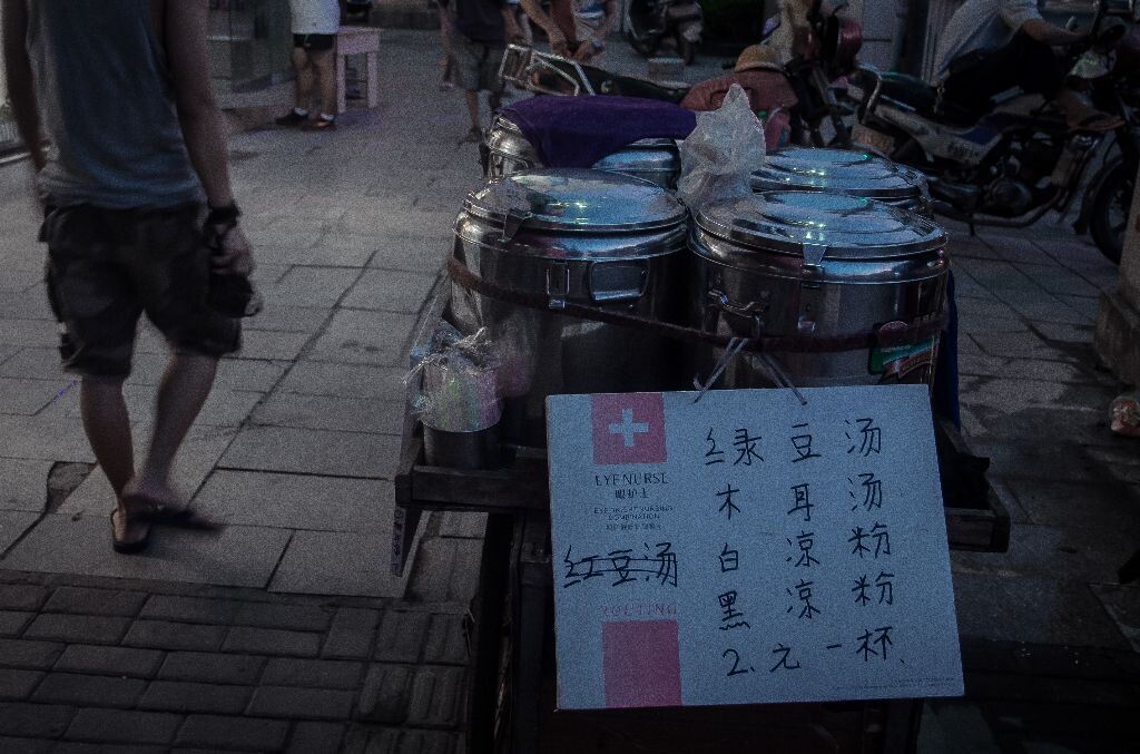 瓷都景德镇街拍肚子美女露的图片