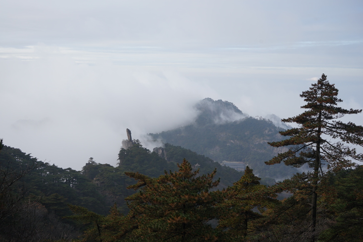 远眺黄山飞来石