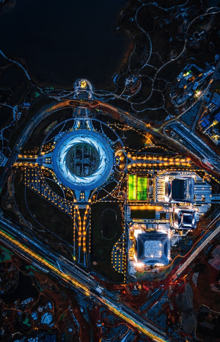东安湖大运会主场馆夜景
