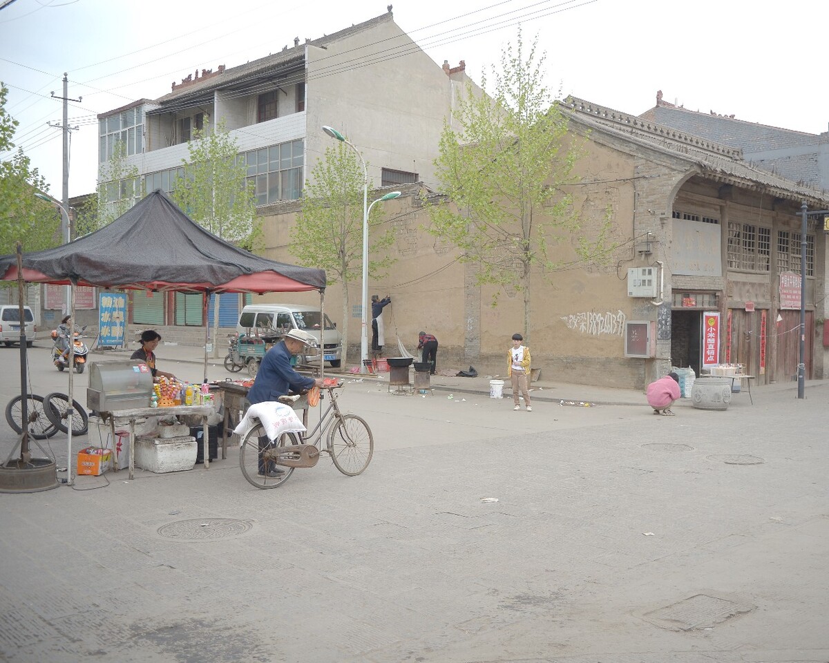 2019年4月 山西临汾 正在铺设的早餐摊