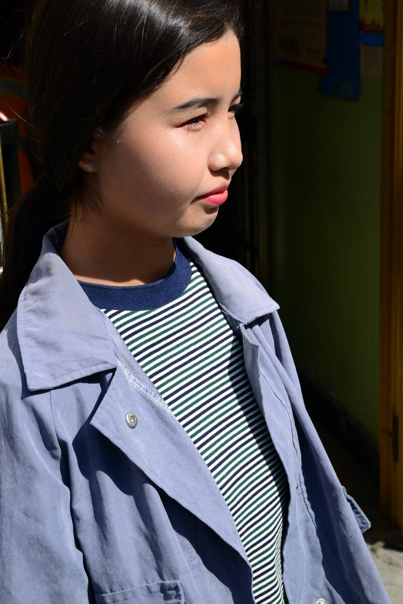乌鲁木齐大巴扎维族女孩子