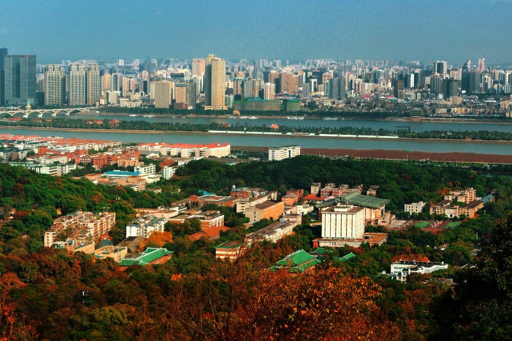 岳麓山下的大学城
