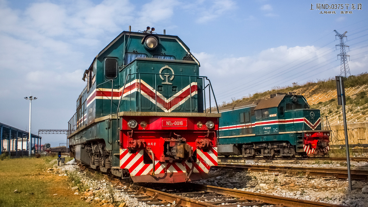 在2014年还能一次见到3台使用中的ND3型内燃机车,真是极大的惊喜