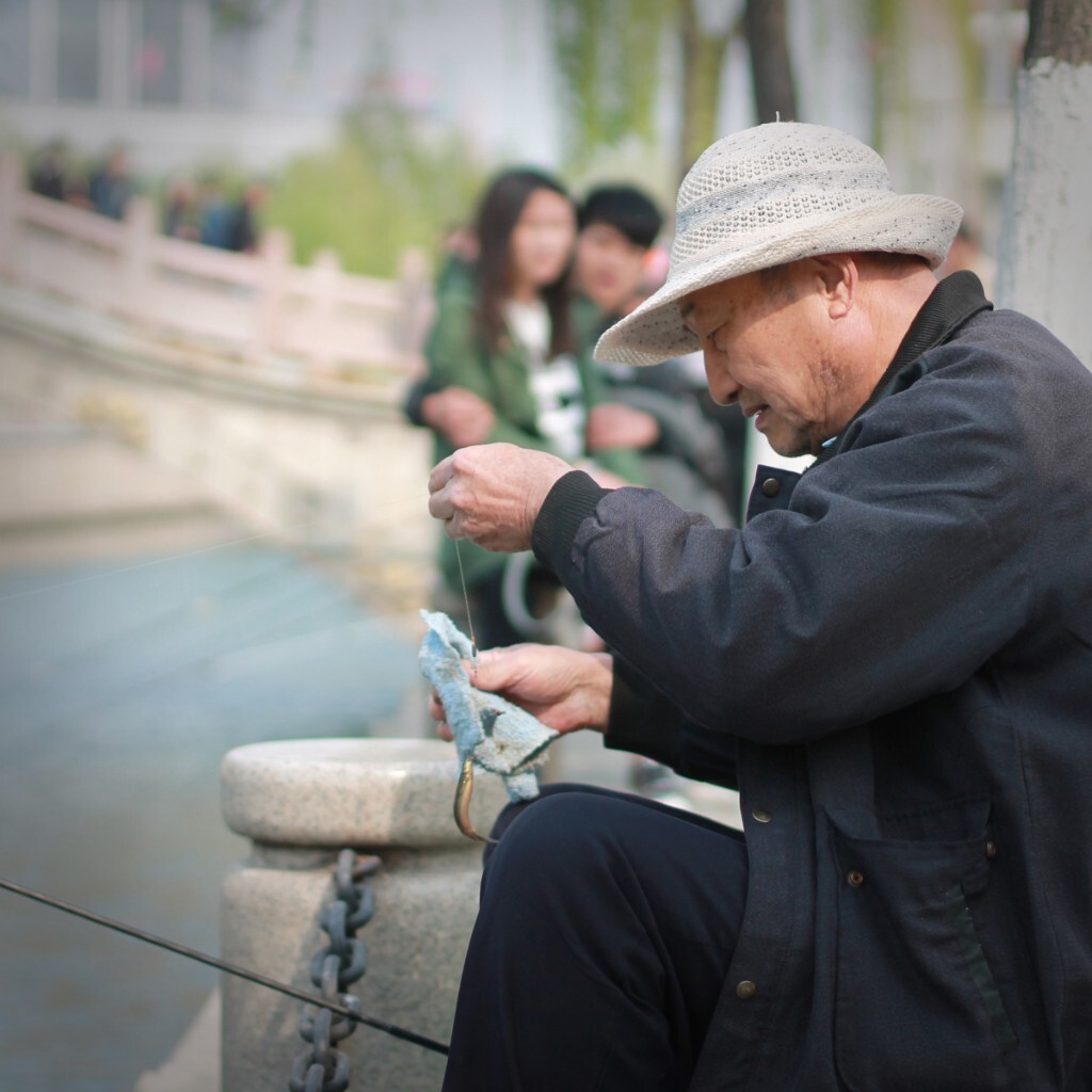 济南河边,老人们总是喜爱在这里钓鱼.