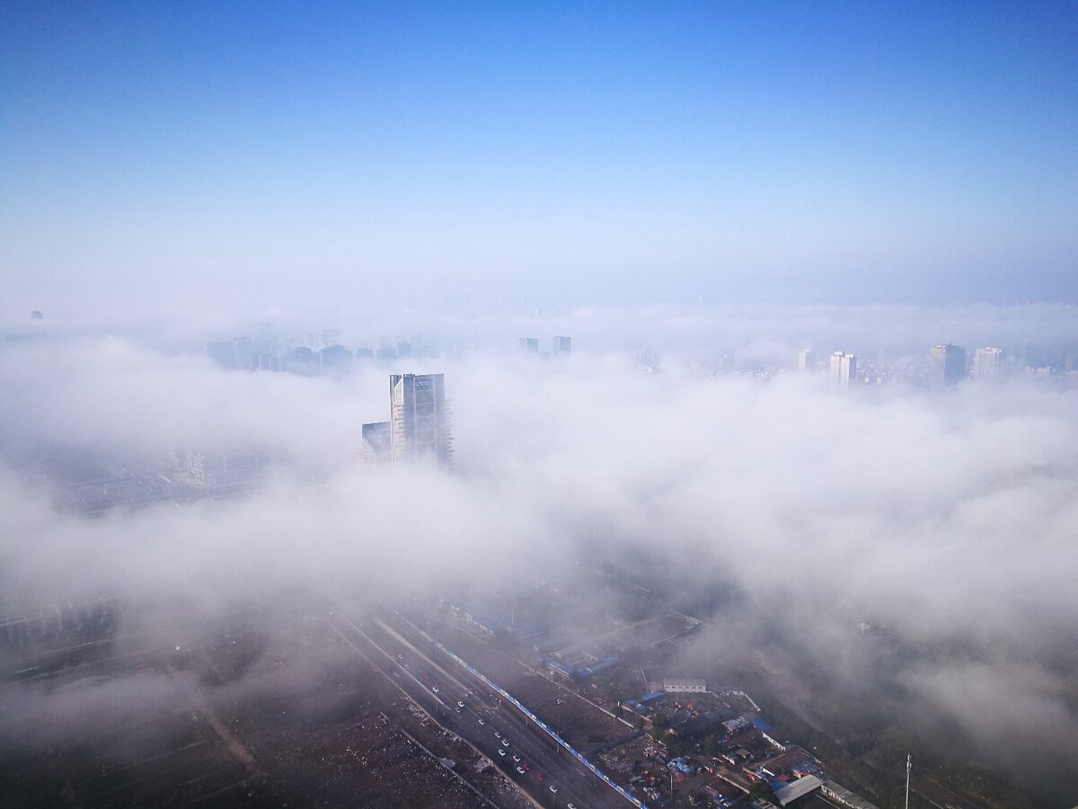 平流雾中的东部新城