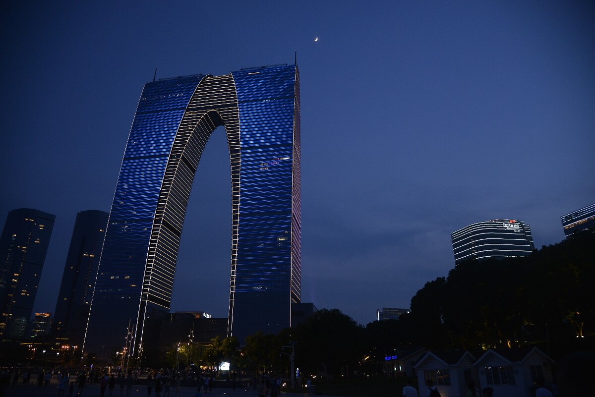东方之门作为苏州的地标性建筑,每天来此看夜景的人很多.