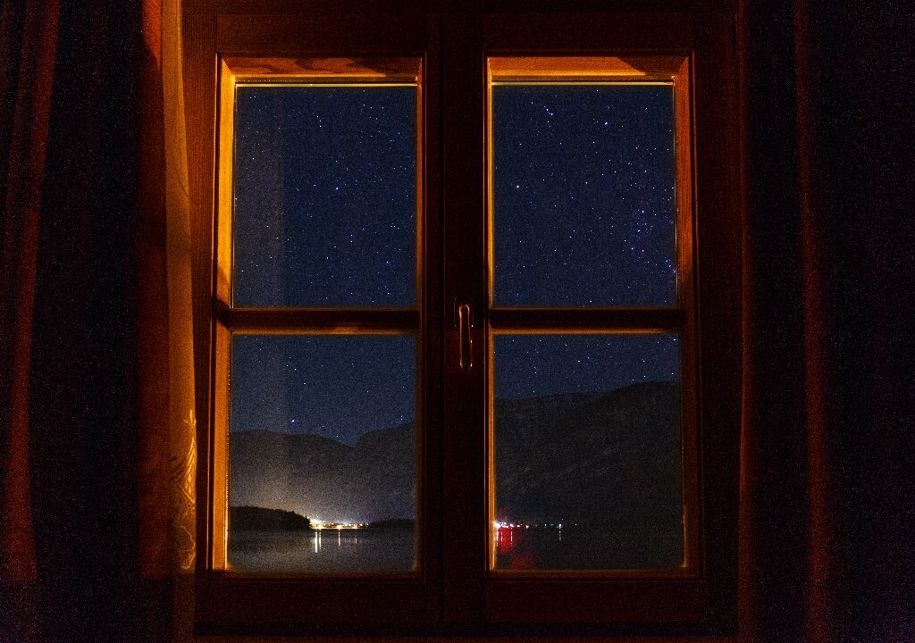 hallstatt 并肩坐在窗前看星星,仿佛童话中的场景.
