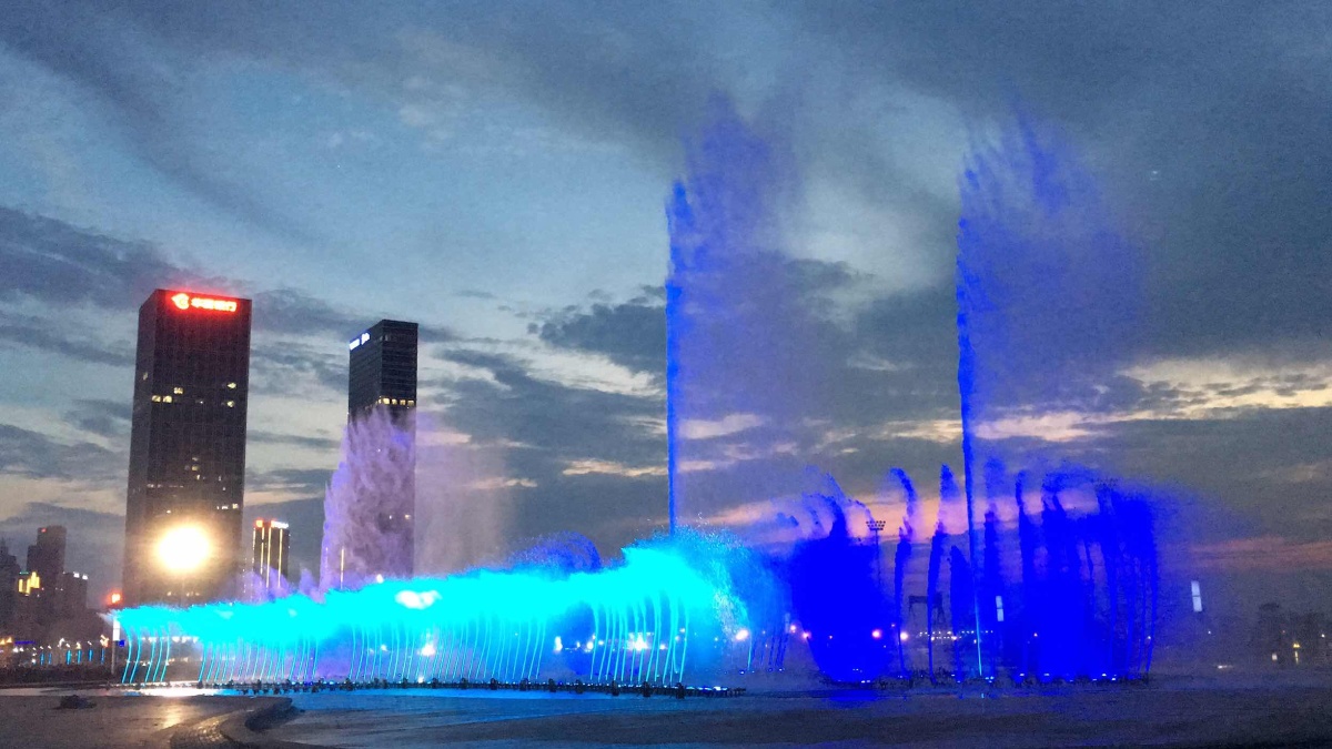 大连东港音乐喷泉表演,海景喷泉非常漂亮,五彩