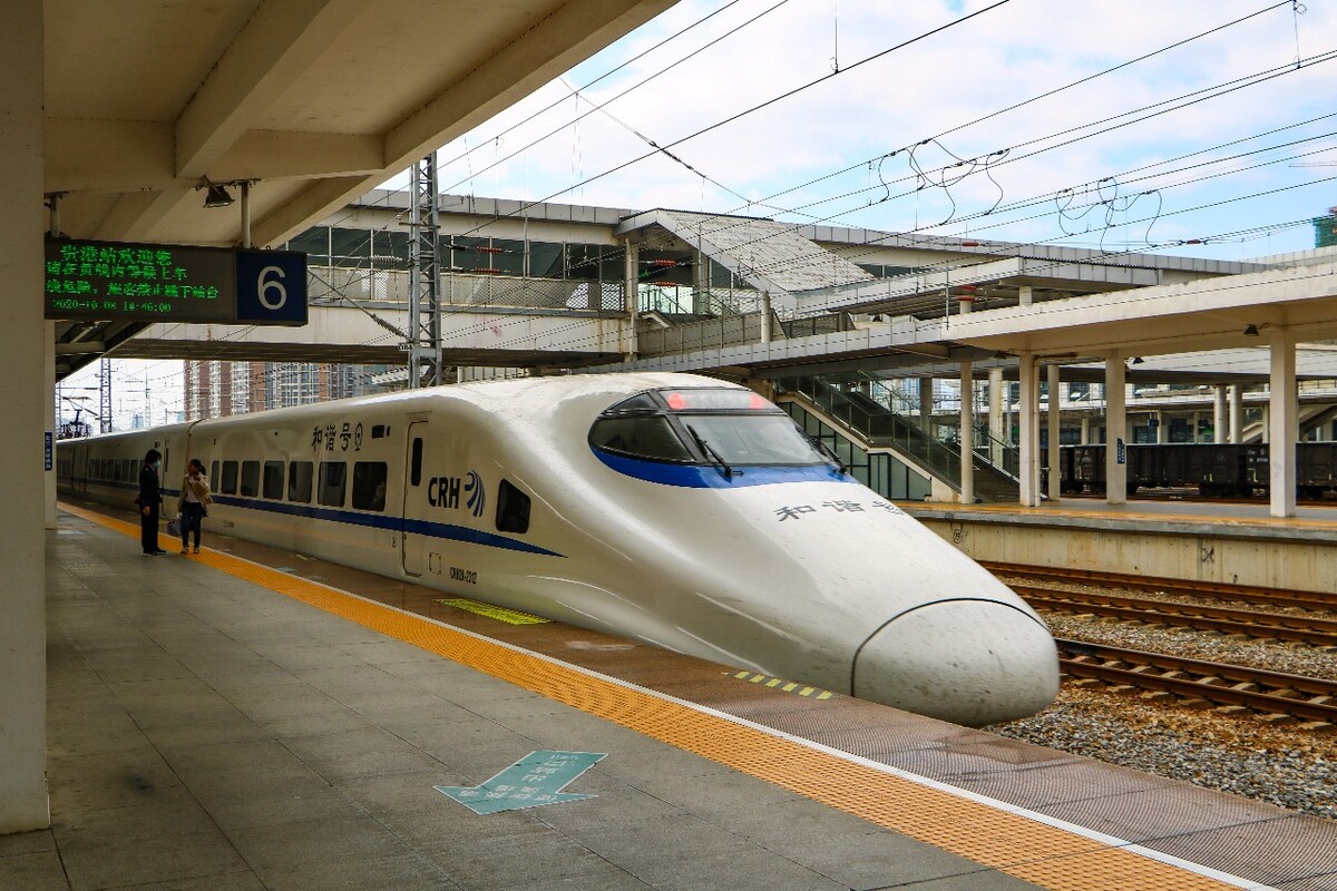 crh2a动车组驶出贵港站