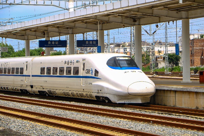 crh2a动车组驶进贵港站