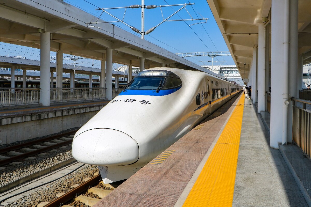 进站的crh2a动车