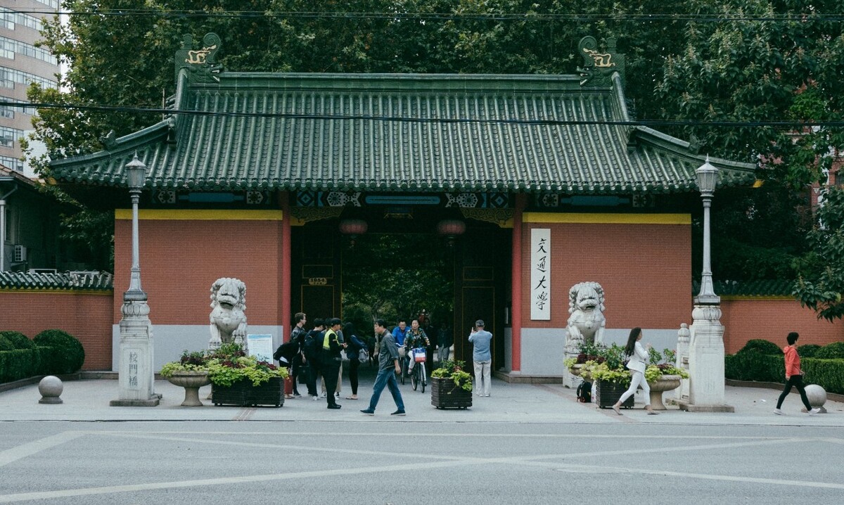 随手拍摄于老交大校门,可能这就是它的日常吧