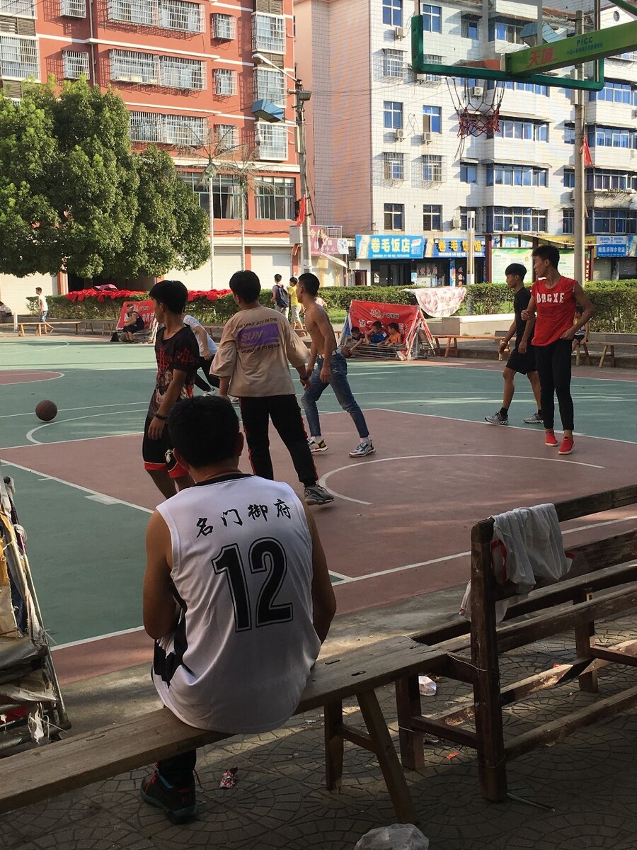 高中生打篮球吧