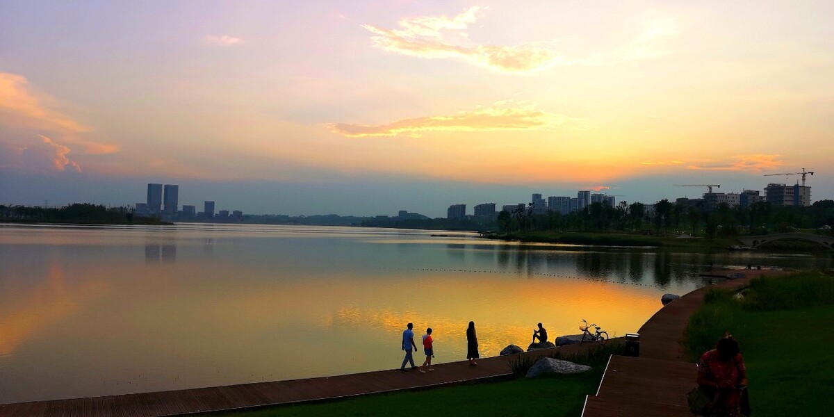 夕照兴隆湖
