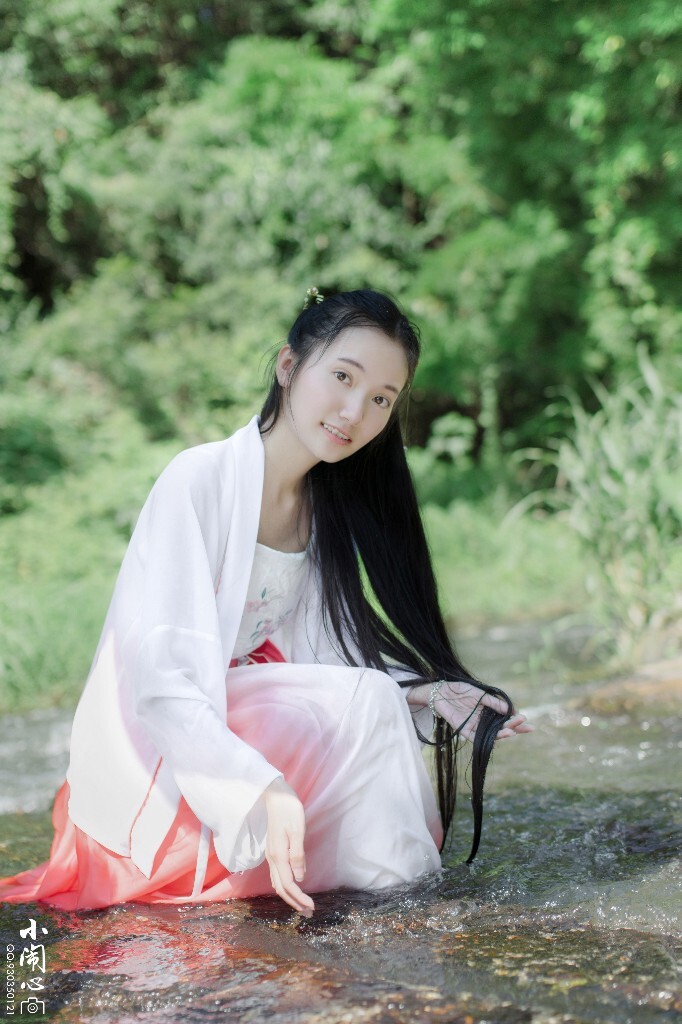 穿着汉服去玩水