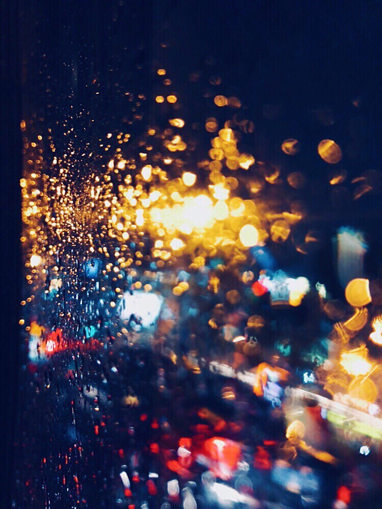 车窗外的雨夜