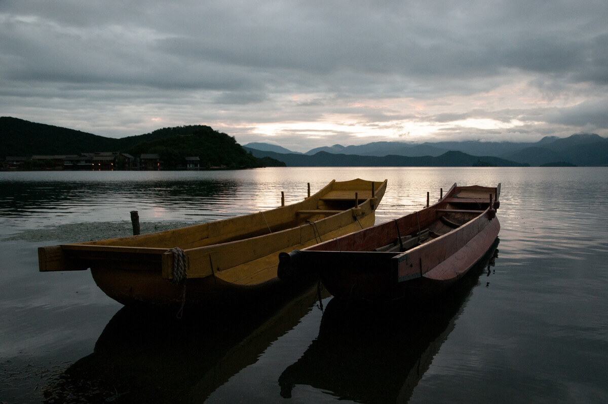 远离城市的喧嚣,远离生活的烦恼,黎明时分的泸沽湖是那么安静祥和,让