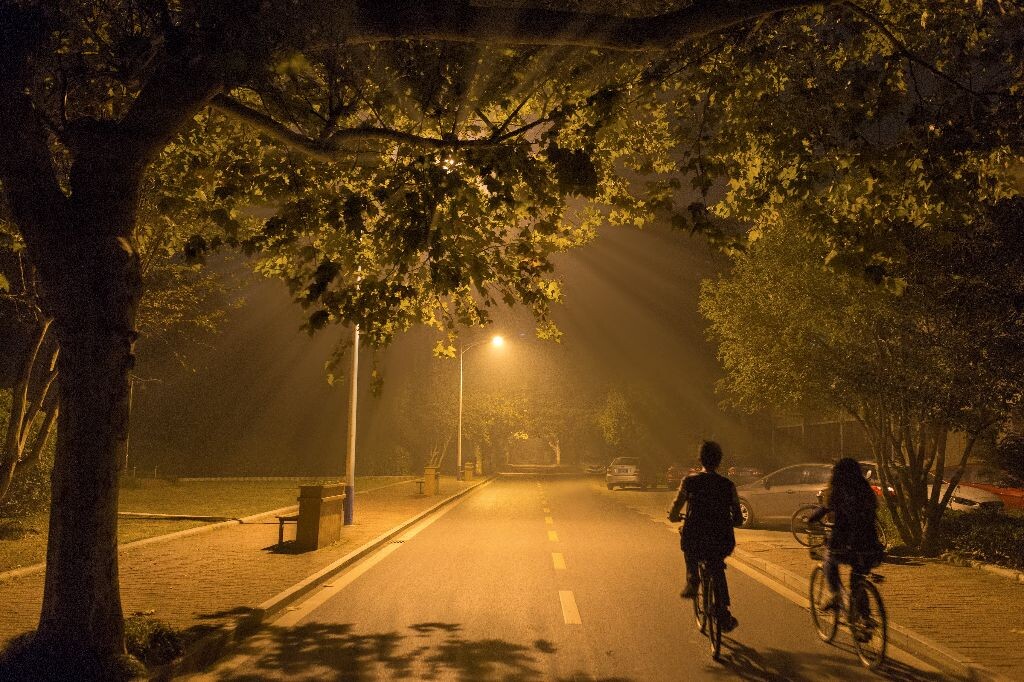 校园路灯下的丁达尔效应