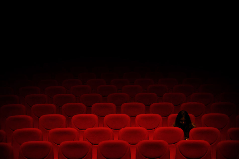 全剧终，看见满场空座椅，灯亮起。