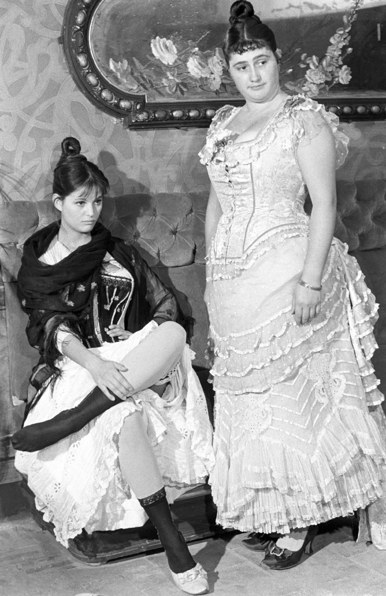 废墟中的生命:倔强