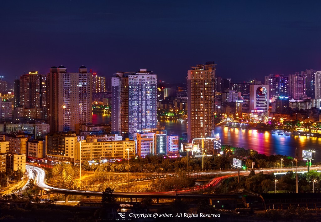 衡阳新大桥桥头夜景                