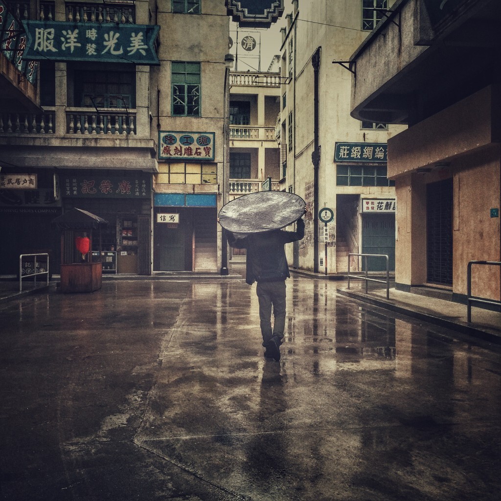 一个人在雨中图片,一个人站在雨中图片,雨中图片一个人_大山谷图库