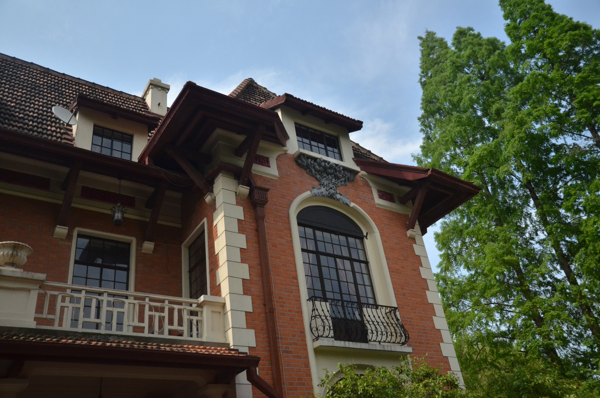 中唱小红楼，荷兰式建筑风格，方形门窗，清水红砖外墙，曾是百代唱片亚太区总部。现为一家西式餐厅。上海90%的西式老洋房都被出租商用了，想参观的没门，的确是件遗憾事。