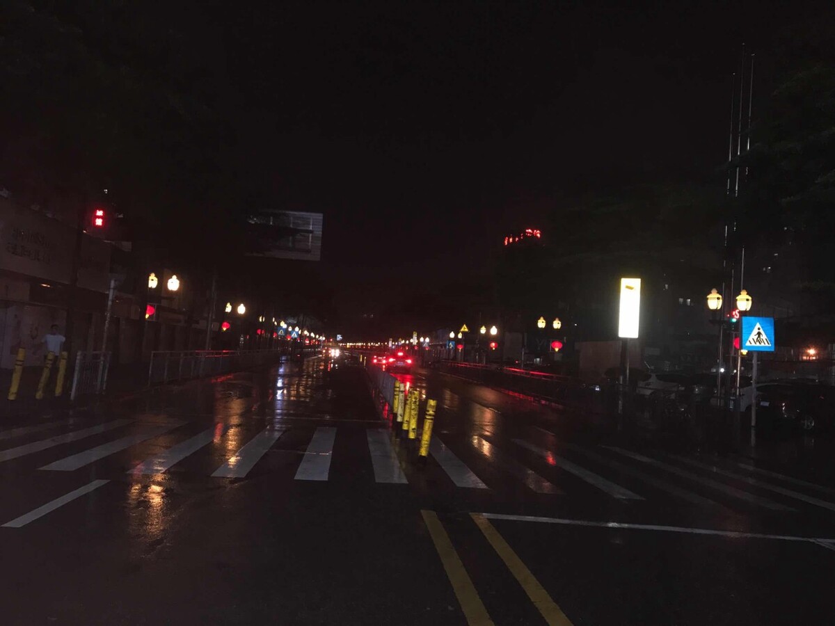 零点的街头,白天热闹非凡,晚上安静的出奇