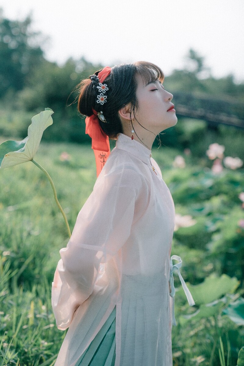 荷兮何兮有美映兮