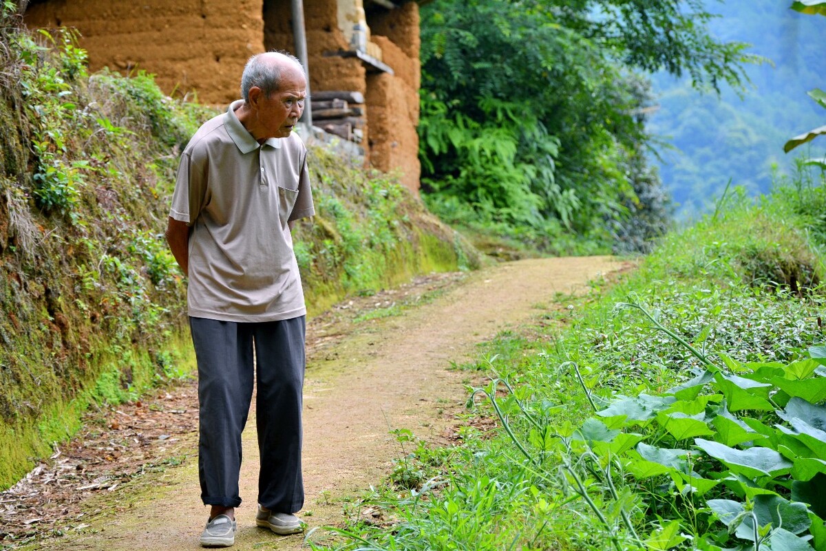 农村80岁老人照顾100岁妈妈，他说在母亲面前自己永远是孩子|老奶奶|大爷|老人_新浪新闻