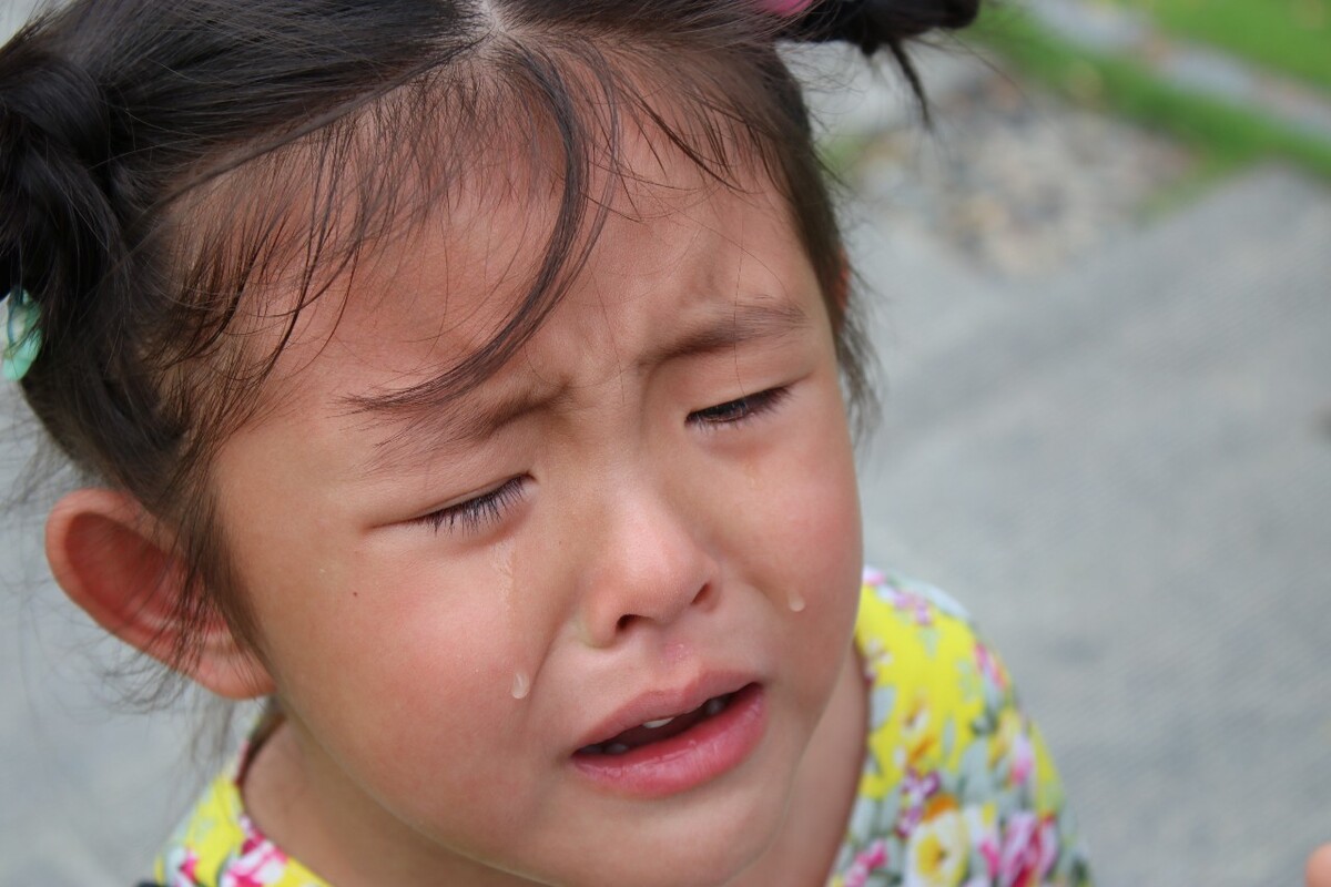 哭泣的小女孩素材-哭泣的小女孩图片素材下载-觅知网