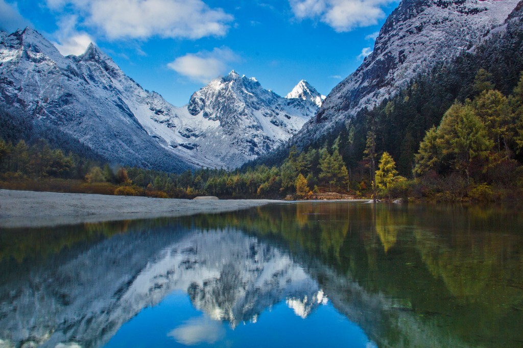 毕棚沟在四姑娘山的背面,相比四姑娘山景区,这里开发的更晚,知道的人